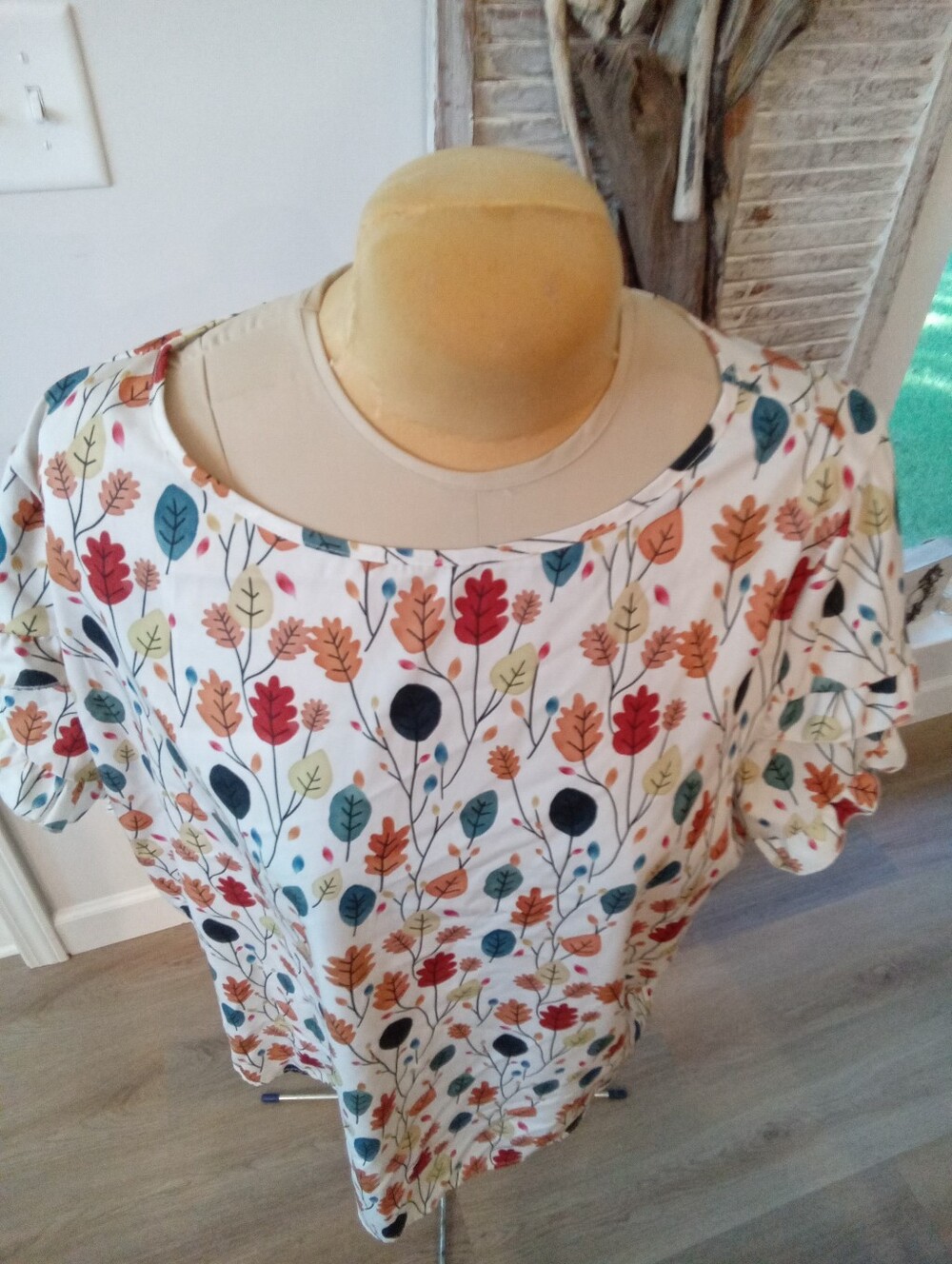 Shein Plus Sz 4X P2P=27" Beautifully Colored Fall Leaves Off White Short Sleeves - Picture 4 of 11